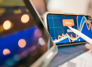 Analyste multi-marchés passant en revue les options Bitcoin, Ethereum et forex