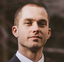 Thomas Whitfield, analyste en trading et expert du marché crypto, portrait.
